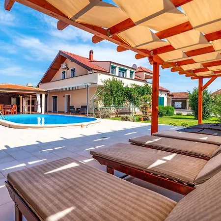 Amazing In Galovac With Kitchen * Galovac (Zadar)