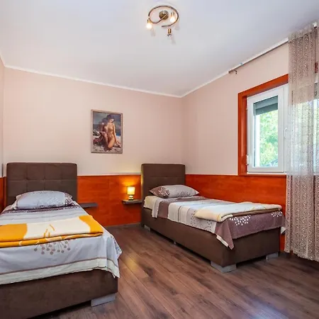 Amazing In Galovac With Kitchen بيت للعطل