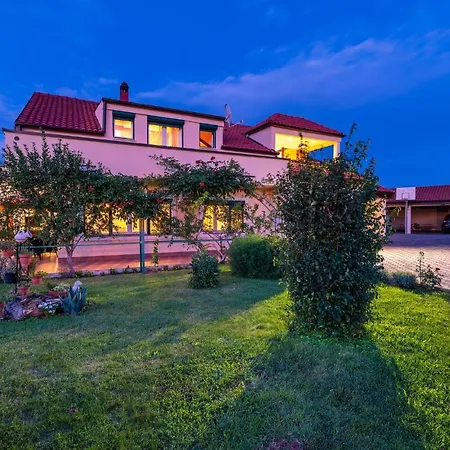 Amazing In Galovac With Kitchen بيت للعطل *