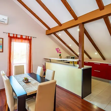 Amazing In Galovac With Kitchen بيت للعطل